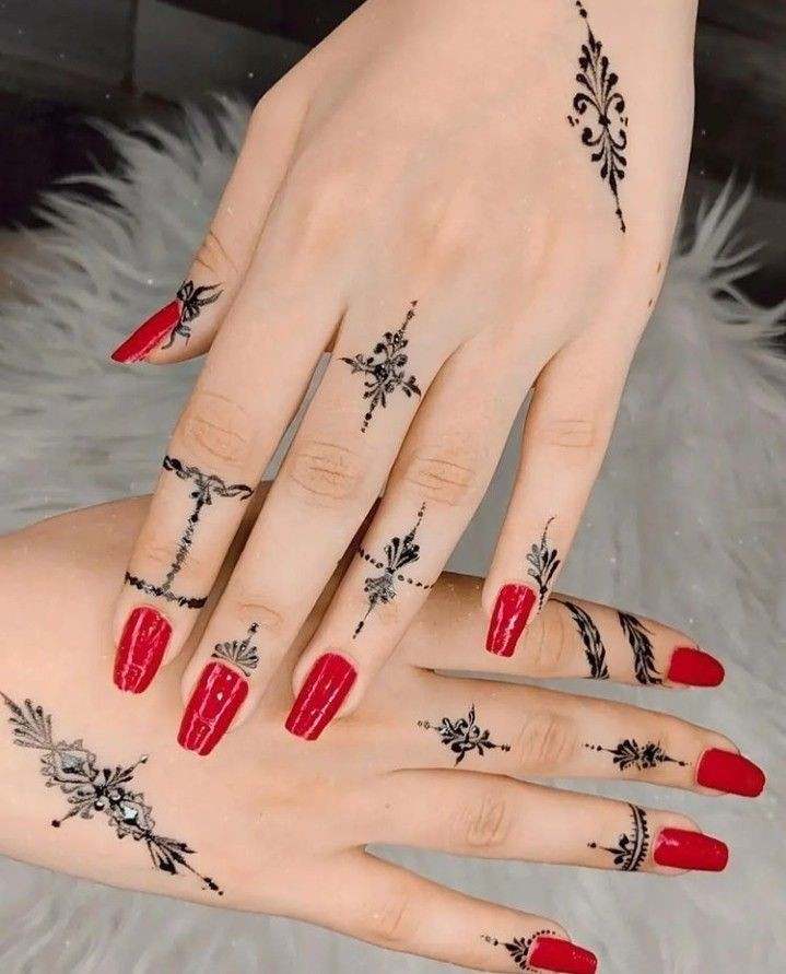 12 Tatuajes para Manos detalles de adornos indios de henna en dedos y dorso de la mano