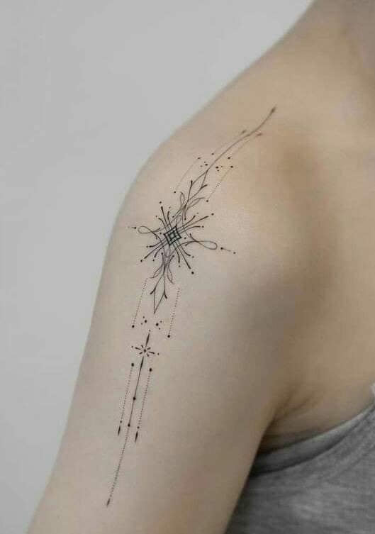 129 tatuagens no ombro desenhos simétricos geométricos em forma de losangos e linhas finas de flores