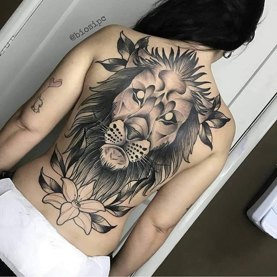 136 Tätowierung auf dem gesamten Rücken einer Frau mit Löwengesicht und weißer Augen-Blumen-Mähne