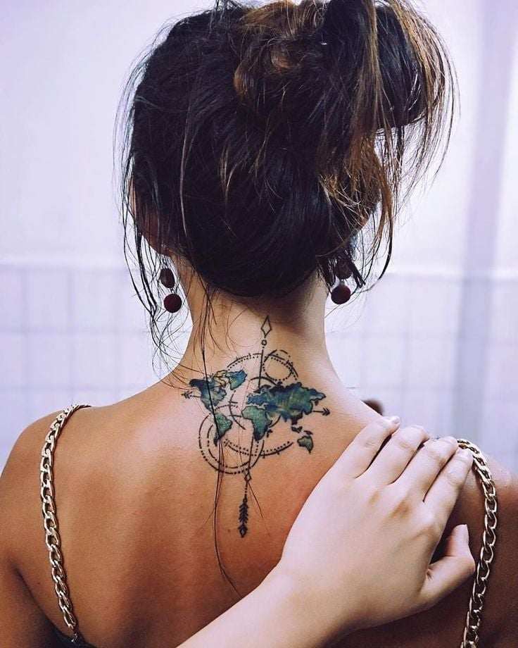 15 Tattoos auf dem Rücken einer Frau: Rose der Winde und Weltkarte am Halsansatz