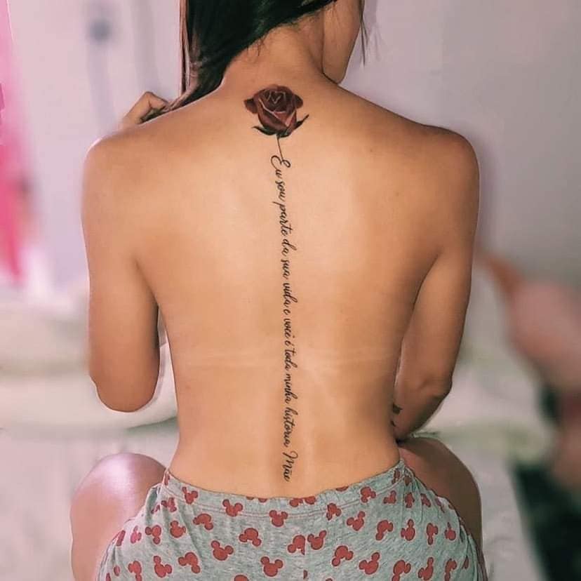 176 Tatuaggi sulla schiena Rosa sulla parte inferiore del collo e frase sulla colonna vertebrale