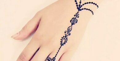 19 Tatuajes para Manos adornos indu de henna en negro hasta el dedo anular y muñeca