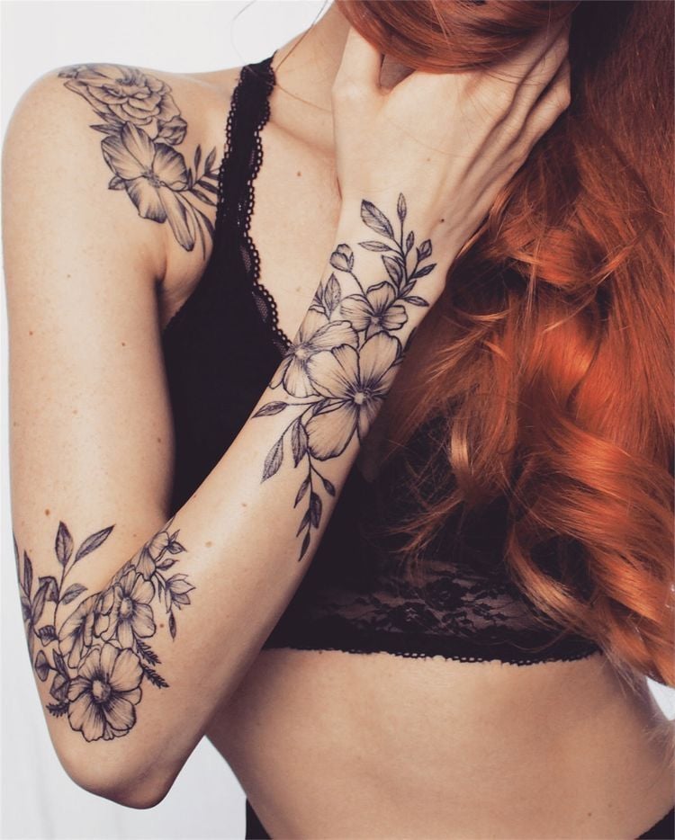 2 TOP 2 Tattoos auf dem Arm und Ärmel einer Frau. Blumensträuße aus schwarzen Blumen auf Handgelenk, Ellenbogen und Schulter