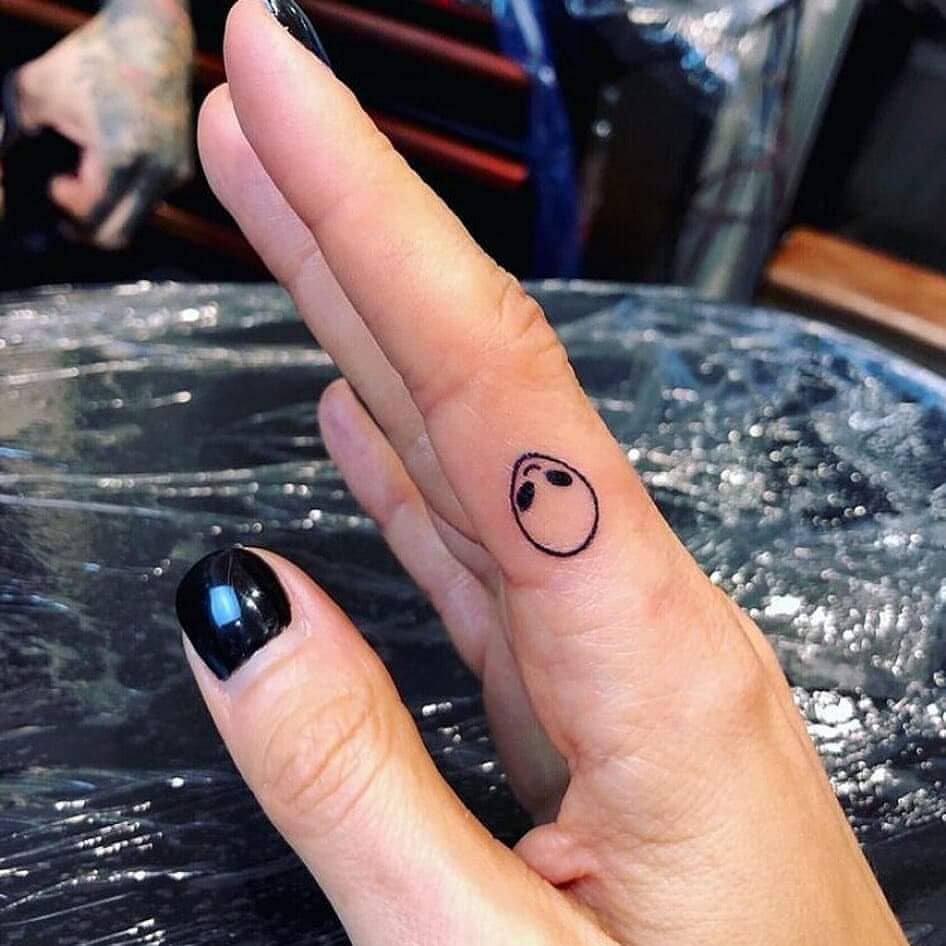 20 tatuaggi sulle dita Piccola faccia aliena sull'indice