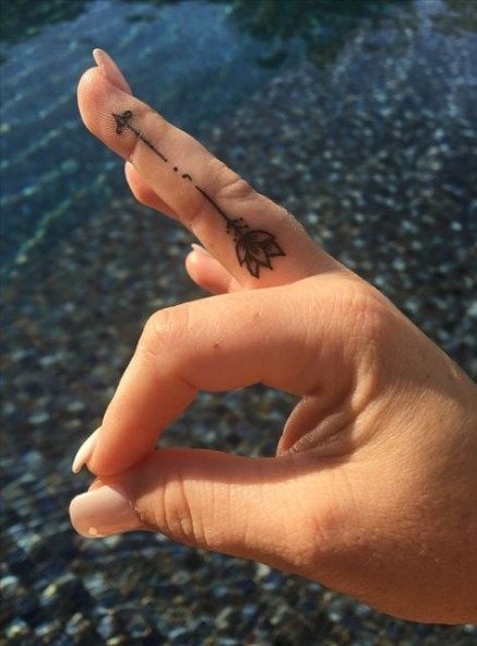 201 Pequenas Tatuagens nos Dedos Flor de Lótus na lateral do dedo médio