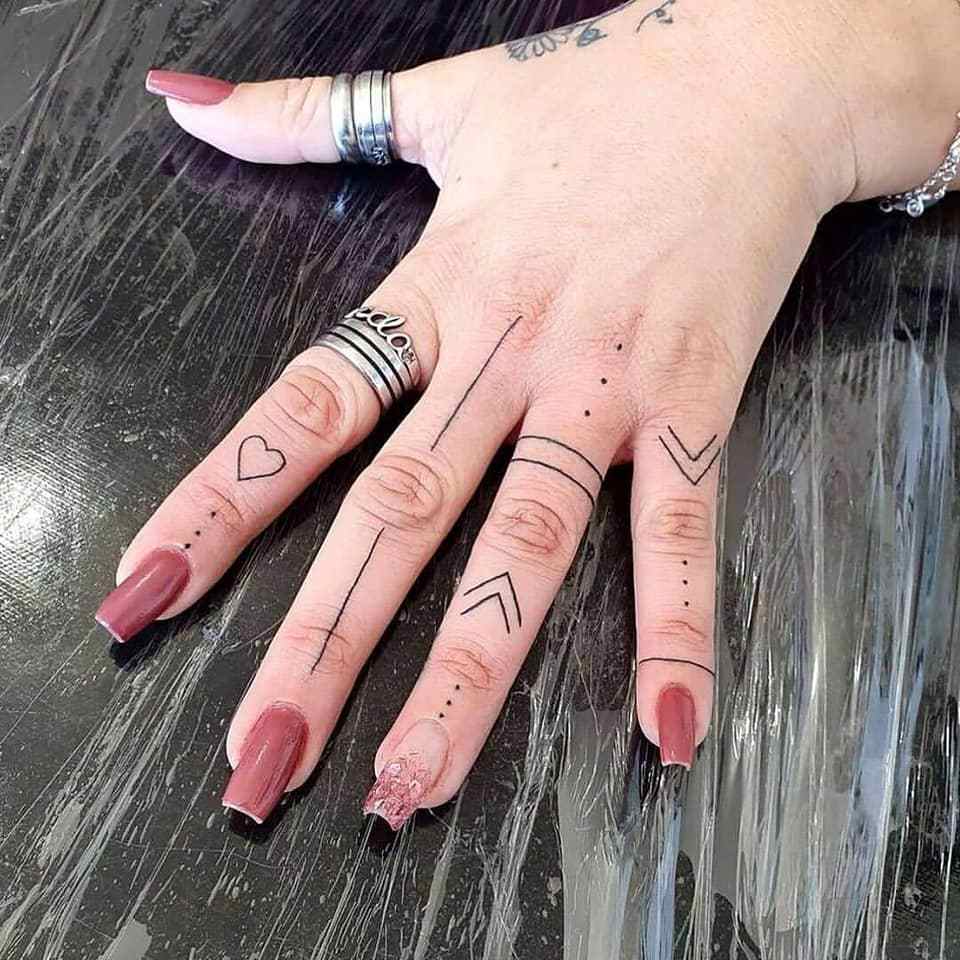 24 Tatouages sur les doigts Coeur Lignes Triangles Points sur tous les doigts