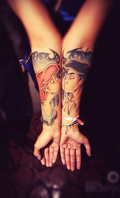 34 tatouages Disney sur l'avant-bras d'Ariel sur le point de s'embrasser