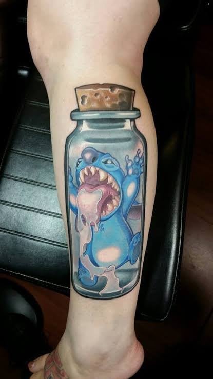 39 Disney Stitch Tattoos im Glas auf der Wade