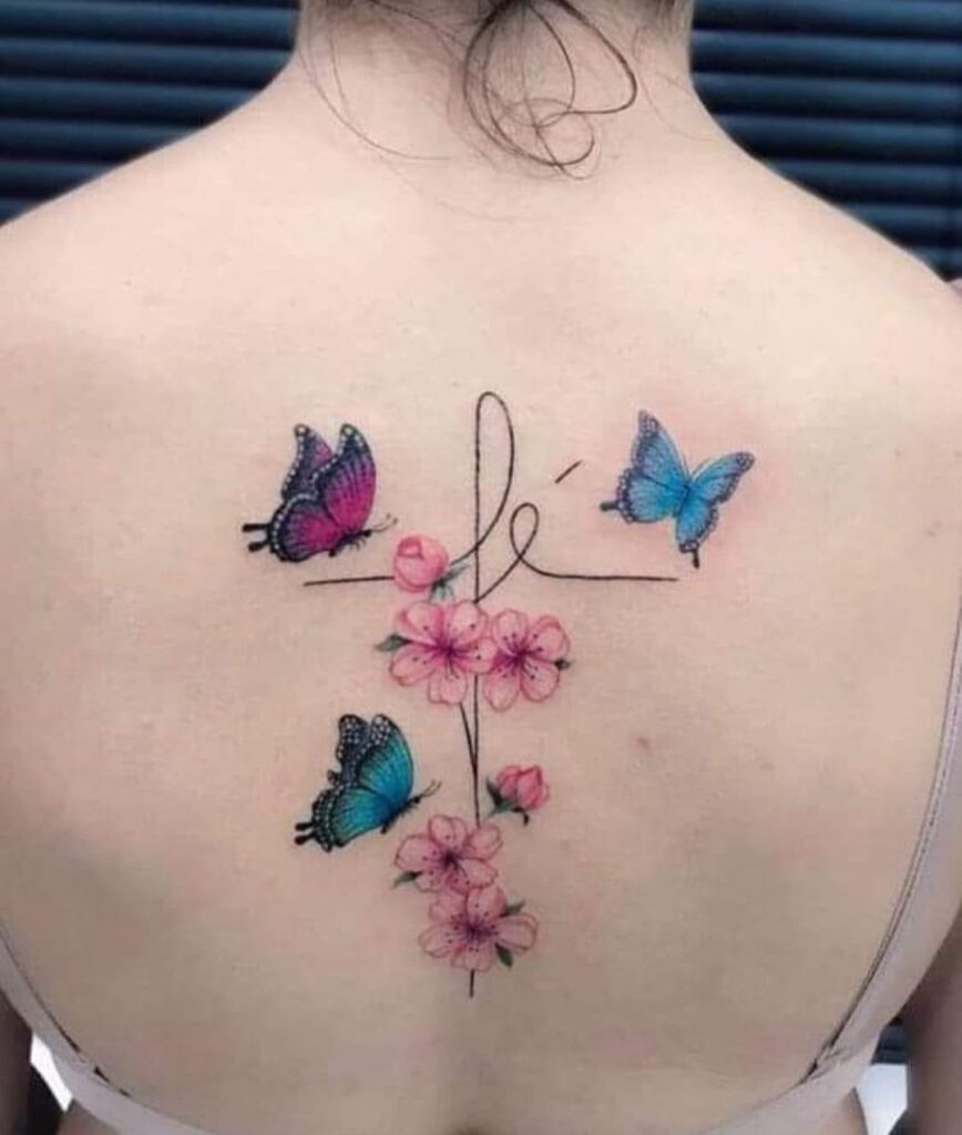 50 Tattoos auf der Rückseite. Wort Glaube mit rosa Kirschblüten und drei farbigen Schmetterlingen