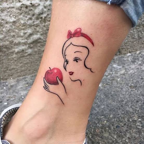 54 tatuagens da Branca de Neve da Disney mordendo a maçã na panturrilha