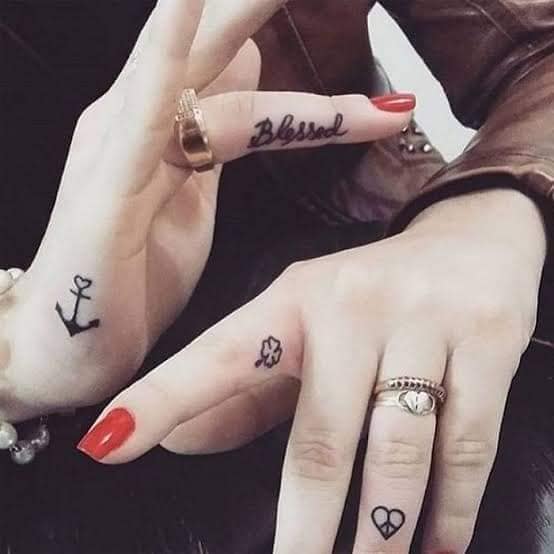 57 Tatuaggi sulle dita delle mani vari motivi su più dita iscrizione con ancora a forma di cuore e trifoglio