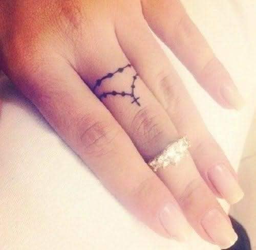 58 Tatuaggi sulle dita delle mani, rosario molto piccolo, dito grande