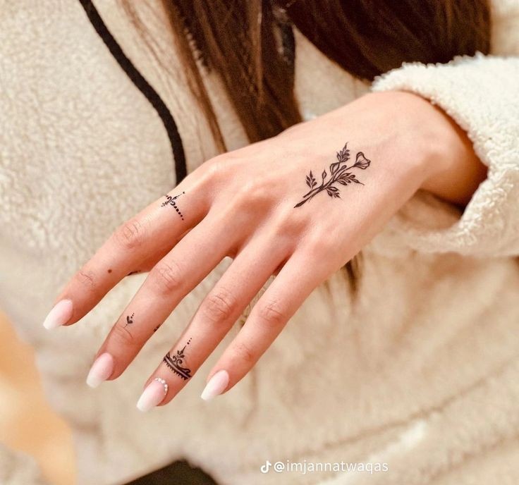 6 Tatuajes para Manos delicados detalles de florcitas negras y anillos en dedos