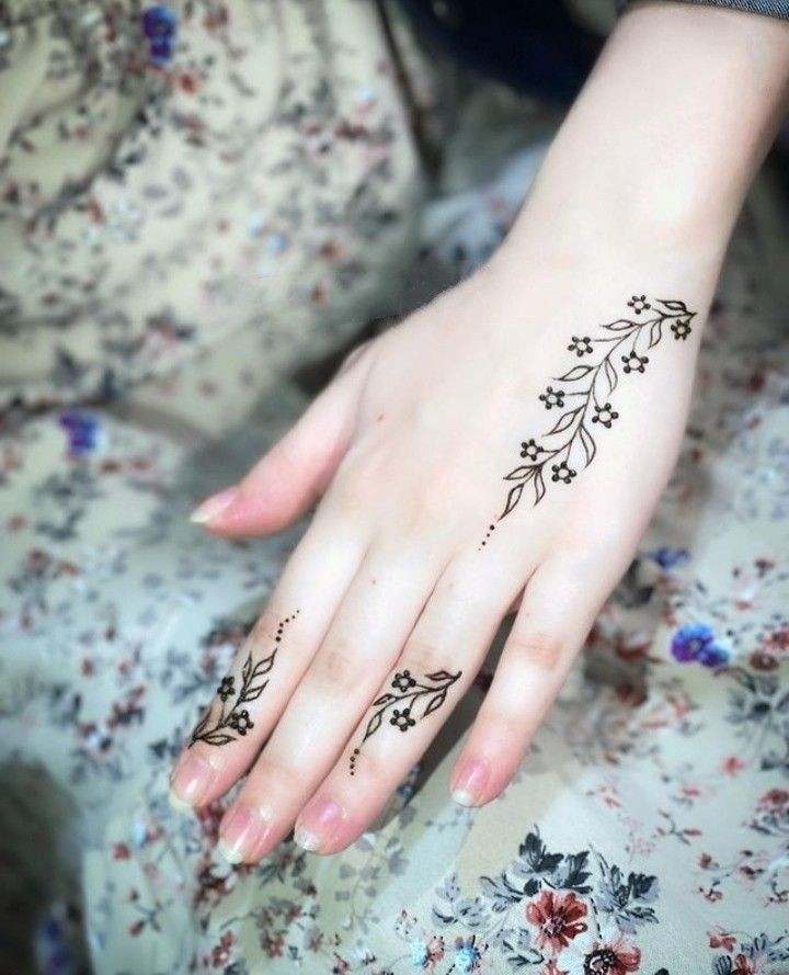6 Tatuajes para Manos ramitas y florcitas negras en dedos indice y anular