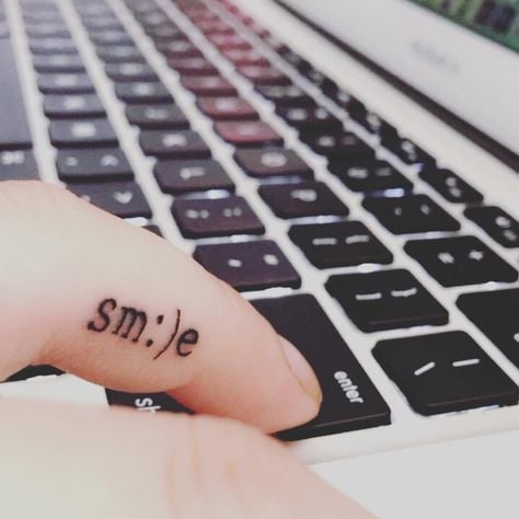 62 pequenas tatuagens nos dedos palavra sorriso sorriso com dois pontos e parênteses
