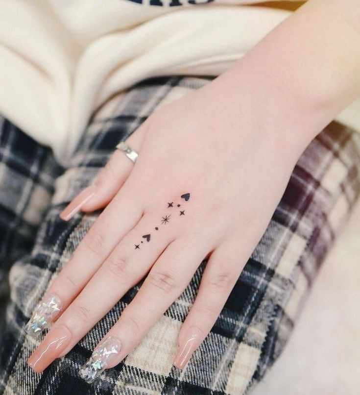 7 Tatuajes para Manos corazones y estrellas muy pequeños en el dedo mayor