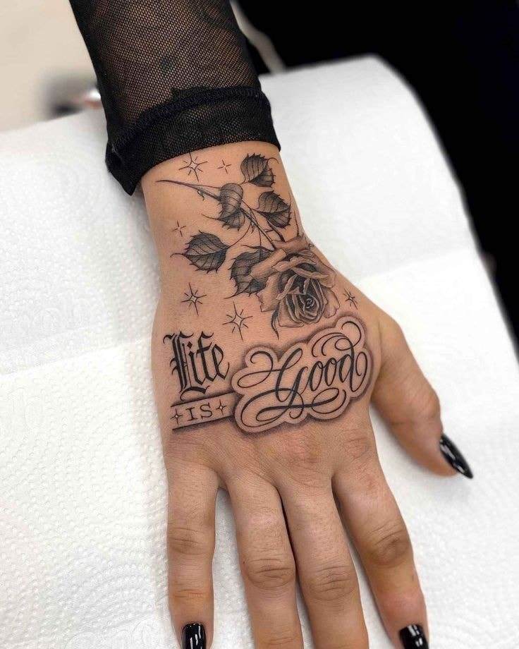 71 Tattoos für Hände mit Rosenaufschrift „Life is good life is good“ in Schwarz