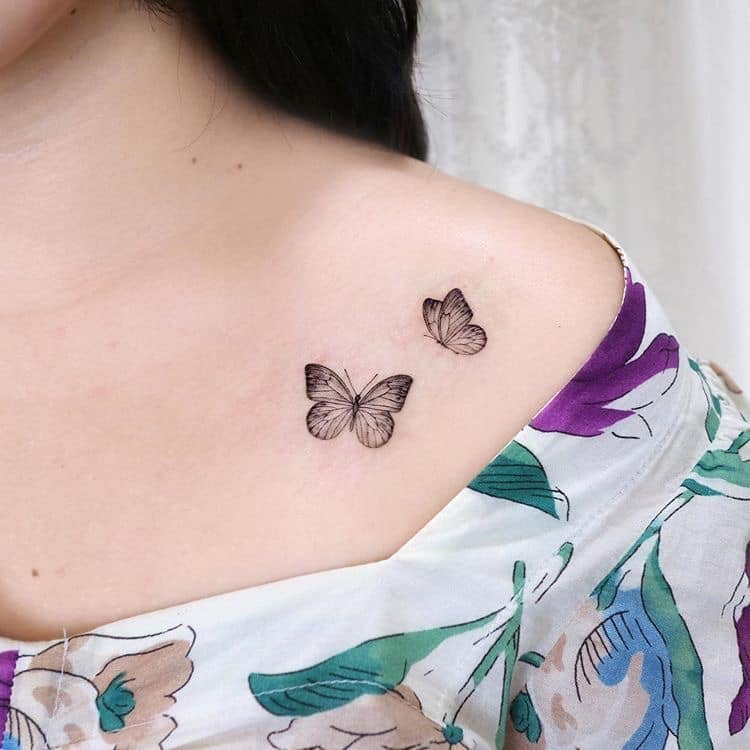 8 Tatouages sur l'épaule de deux délicats papillons noirs
