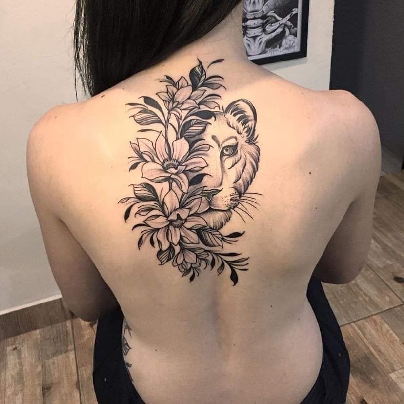 89 Tatouages sur le dos d'un visage de lionne avec des fleurs et des feuilles noires
