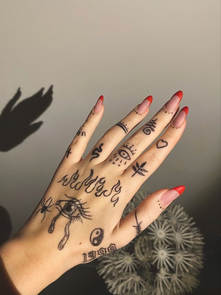 9 Tatuajes para Manos ojo de horus en dorso de la mano araña yin yang llamas unalome serpiente