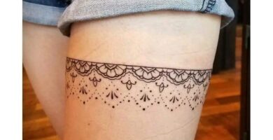 92 Tatuajes en el Muslo Liga con adornos tipo de mitad de flores y colgantes en negro