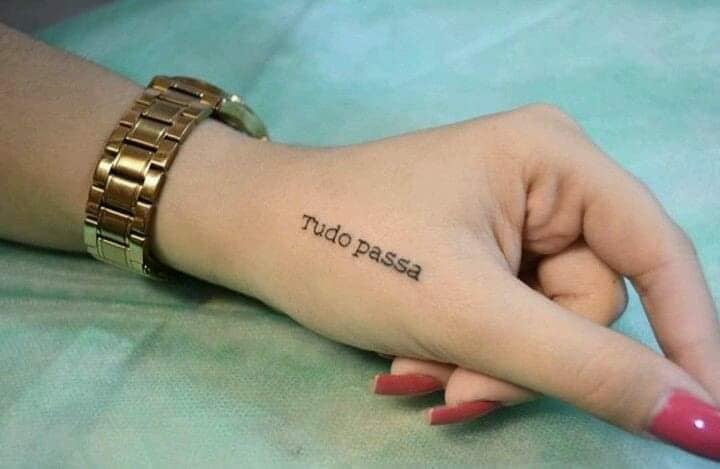 12 Tatuajes de Frases Tudo Passa Todo pasa en mano