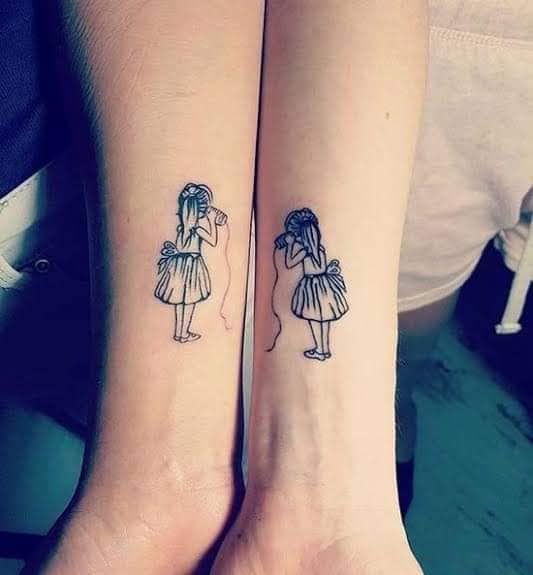 36 gepaarte Schwester-Tattoos auf den Unterarmen von Mädchen, die in einer Dose lauschen