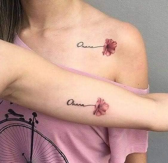 36 Tattoos für Schwestern auf dem Arm und dem Schlüsselbein, Wort „Ohana Family“ mit rosa Blume