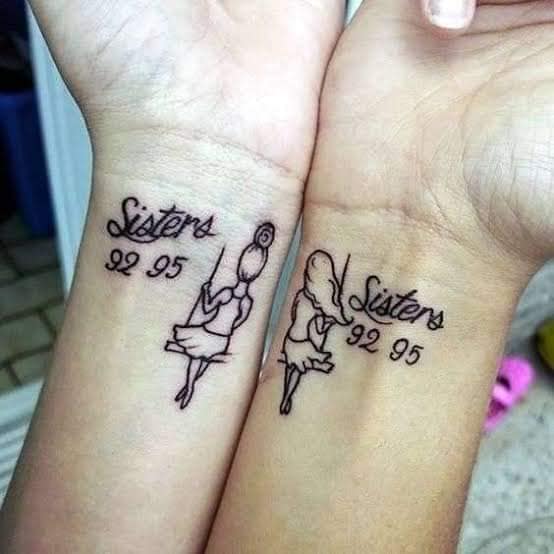 38 Tatuajes para hermanas en muneca con palabra sisters y sentadas en hamacas con fecha