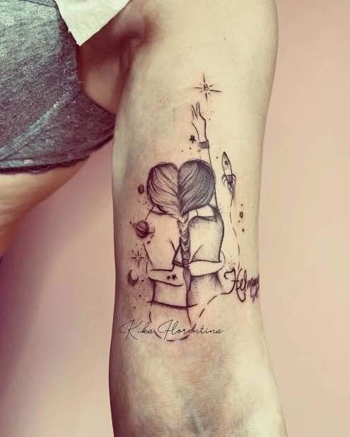 43 tatuaggi per sorelle che si abbracciano con piante e lune per le stelle del razzo sul braccio