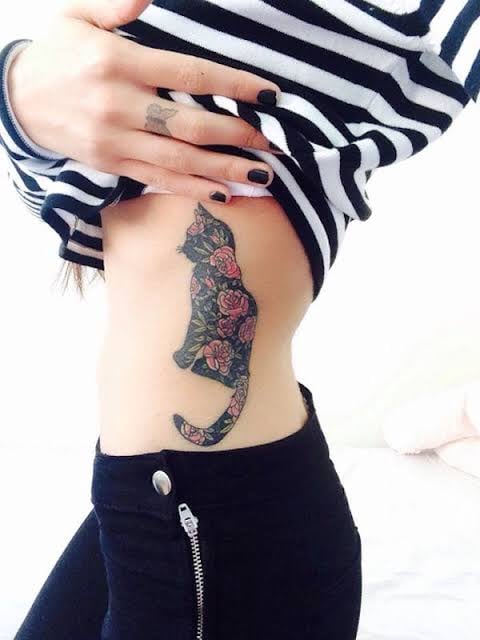 6 Tatuajes en las Costillas Gato con Relleno negro y Flores Rosas Rojas
