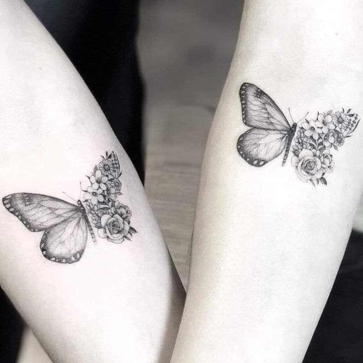 7 tatuaggi farfalla per coppie di amici duo due neri sulla metamorfosi dell'avambraccio con fiori neri