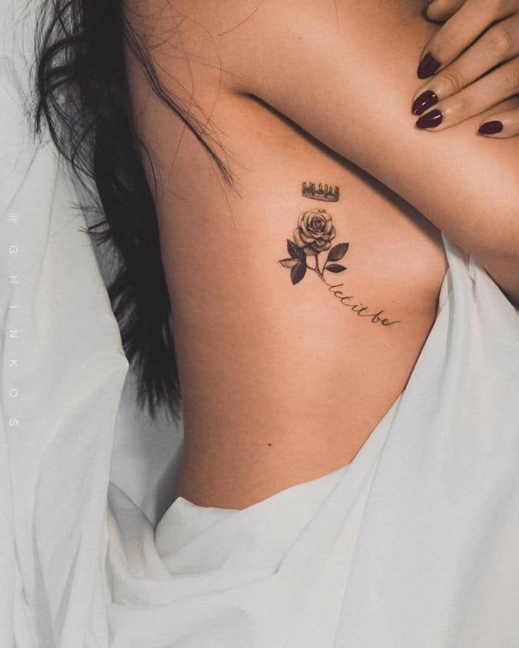 99 Tatuajes en las Costillas Flor Negra Hojas Peine y Incripcion Let It Be Dejalo Ser