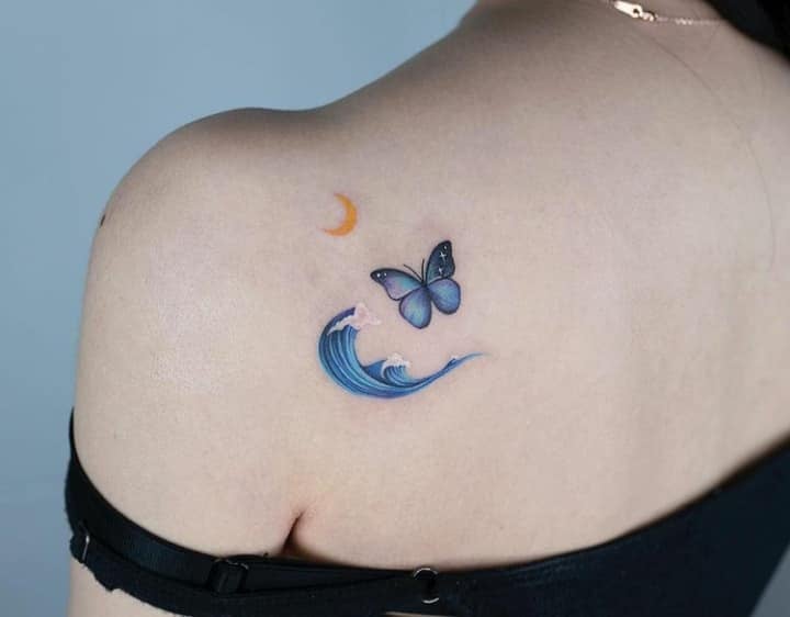 Schmetterlings-Tattoos auf dem Schulterblatt, Seemond und blauer Schmetterling
