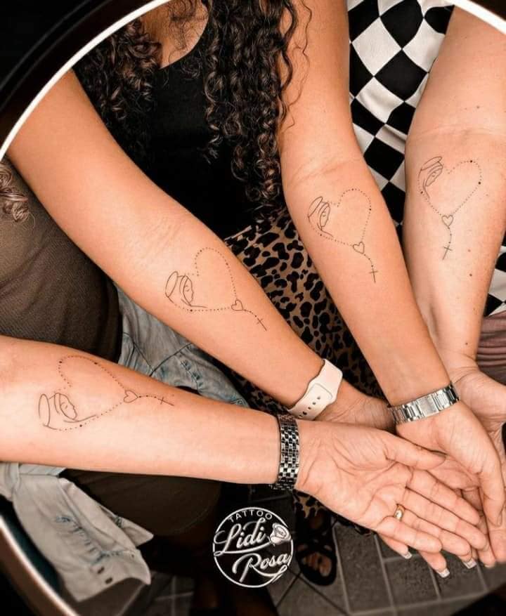 Tatouages pour les mères, les enfants et la famille Pour quatre sœurs Chapelets sur chaque avant-bras