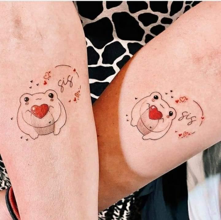 Tatouages pour les mères, les enfants et la famille Crapaud avec un cœur rouge sur les deux avant-bras