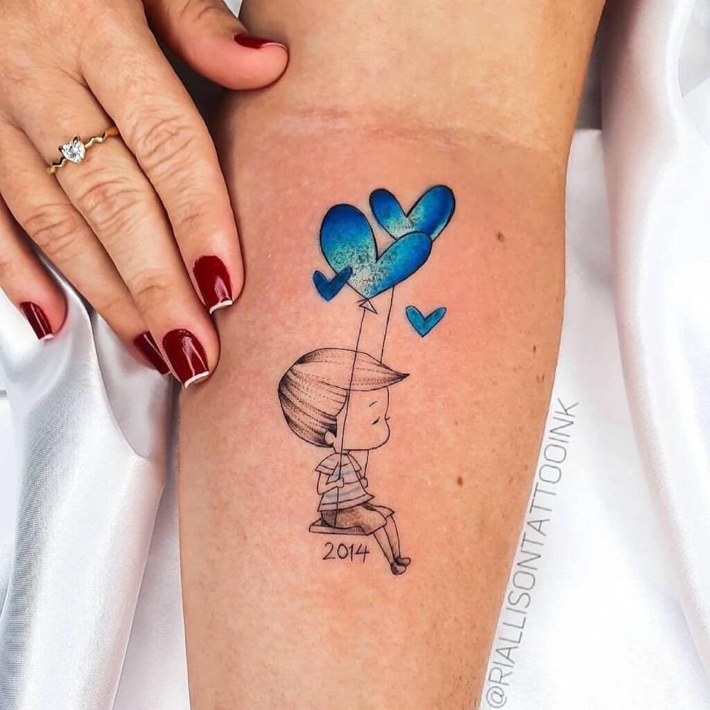 Tatuagens para mães, filhos e família no antebraço filho em rede pendurada em balões azuis em forma de coração e data 2014