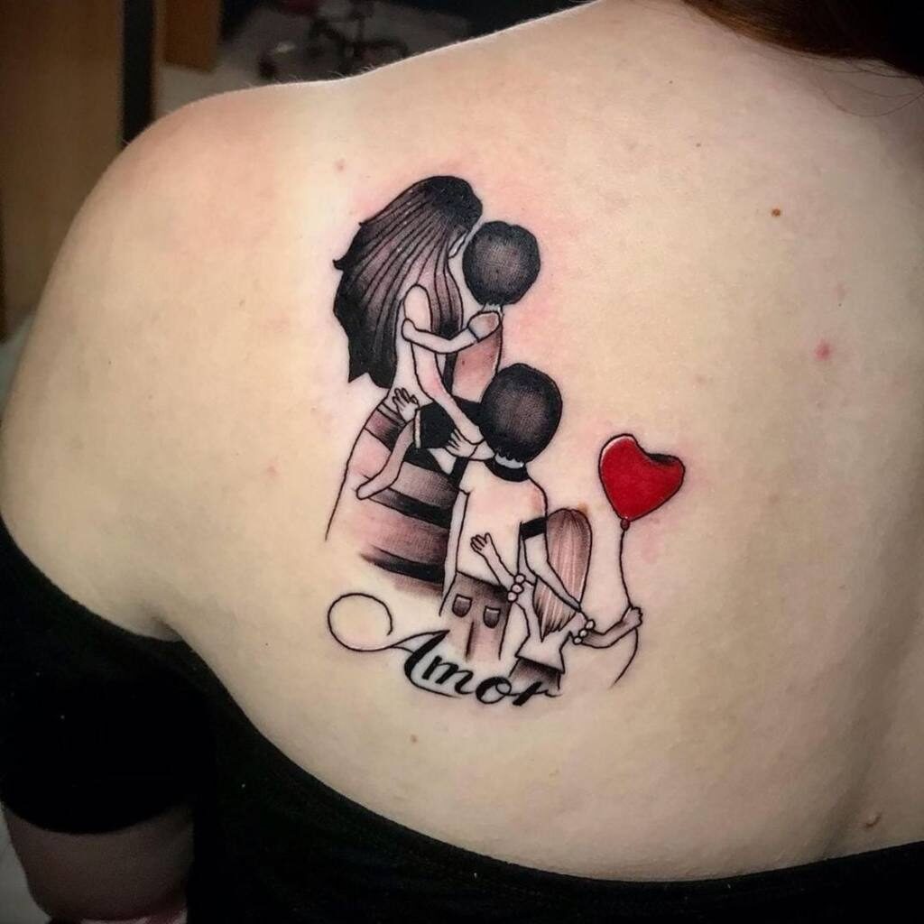 Tatuagens para mães, filhos e família nas omoplatas mãe com filho no braço e filha e filho a palavra amor e balão vermelho