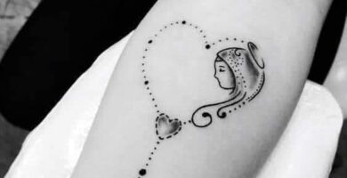 1 TOP 1 Pequenas tatuagens finas Mulher rosário e virgem