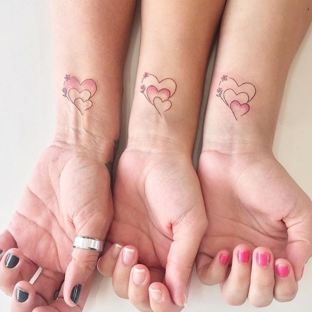 1 TOP 1 Tattoos von Schwestern, Freunden, Cousins Drei Herzen ineinander in jedem der drei Handgelenke mit kleinen Blumen