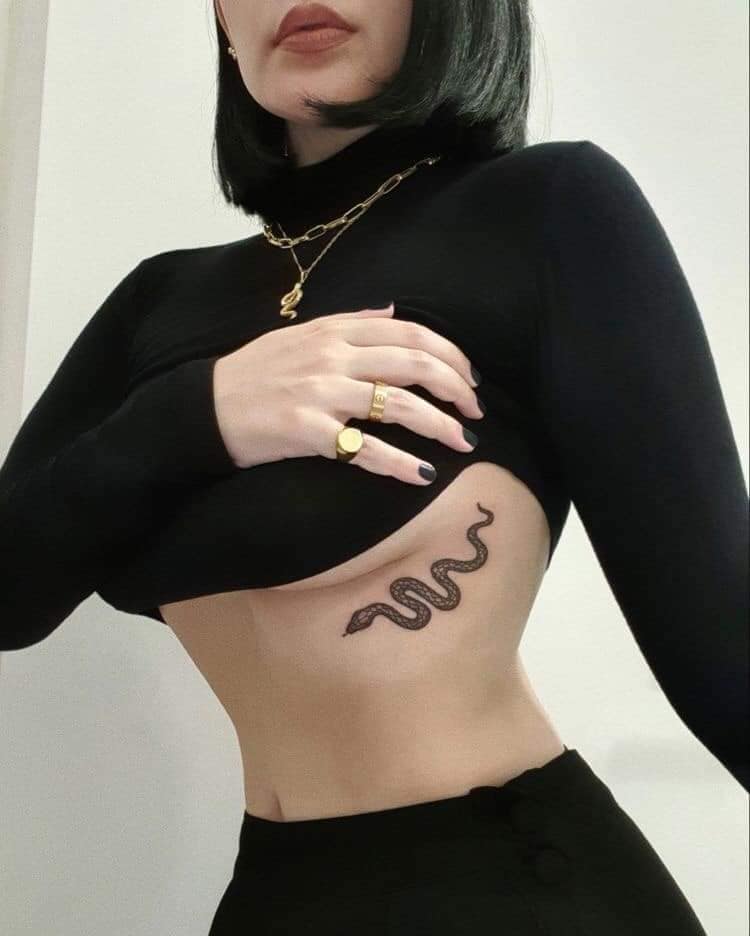 1 TOP 1 schwarze Schlangen-Tattoos unter der Brust