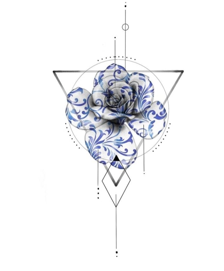 11 wunderschöne Tattoos bei Frauen Skizzenvorlage mit dreieckiger Raute und rosa Blume mit blauen Ornamenten