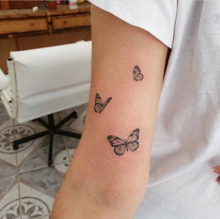 15 wunderschöne Tattoos für Frauen Drei kleine schwarze Schmetterlinge auf dem Arm