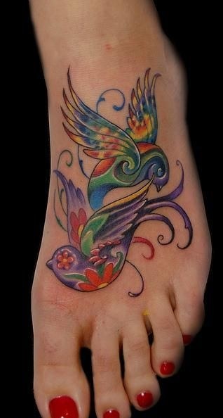 17 Tattoos von Vögeln und Farben zwei stehende Vögel mit spiralförmigen Firuletenblüten als Hintergrund