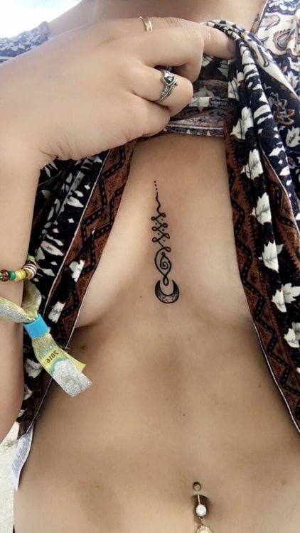 19 Tatuajes y medio de los Pechos Unalome y Luna Peuqena