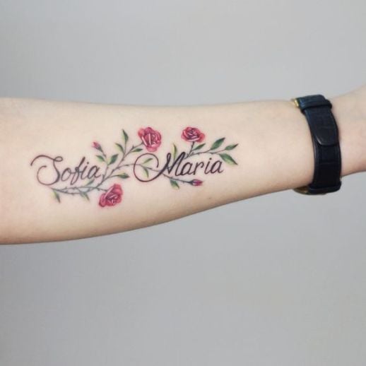 2 TOP 2 Tatouages des noms Sofia et Maria sur l'avant-bras avec des roses rouges et des brindilles