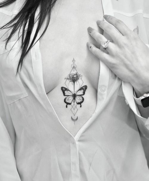 2 Tatuajes y medio de los Pechos Mariposa y dibujos Geometricos