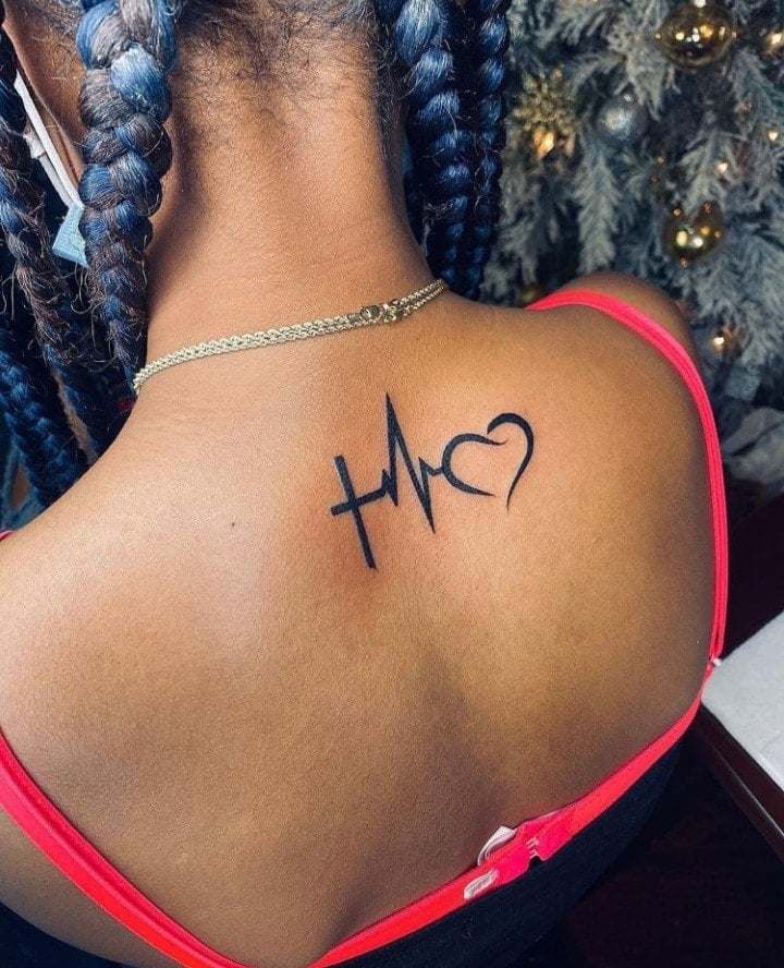 24 beaux tatouages en Electro Women avec croix et coeur sous le cou sur le dos Peau brune