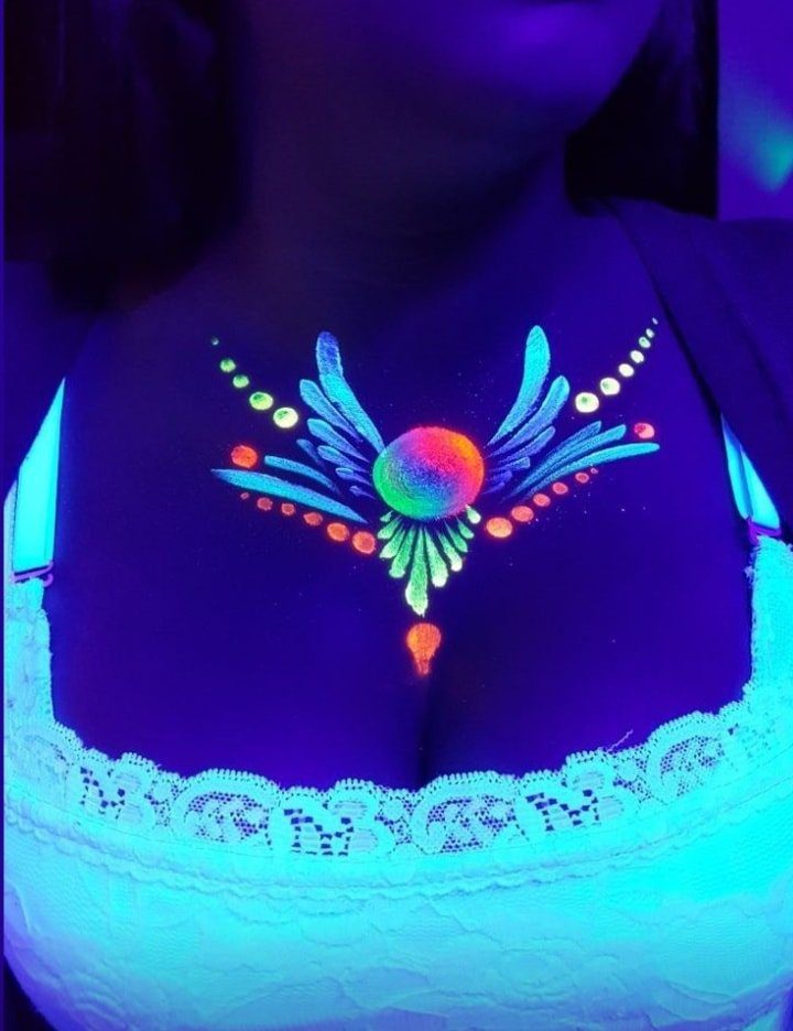 24 fluoreszierende Tattoo-Ornamente in verschiedenen Farben über der Brust und am Halsbereich