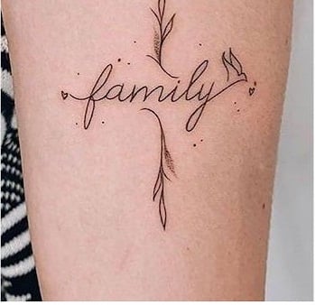 29 Tatuagem Família Inscrição tipologia manuscrita em minúsculas e folhas delicadas